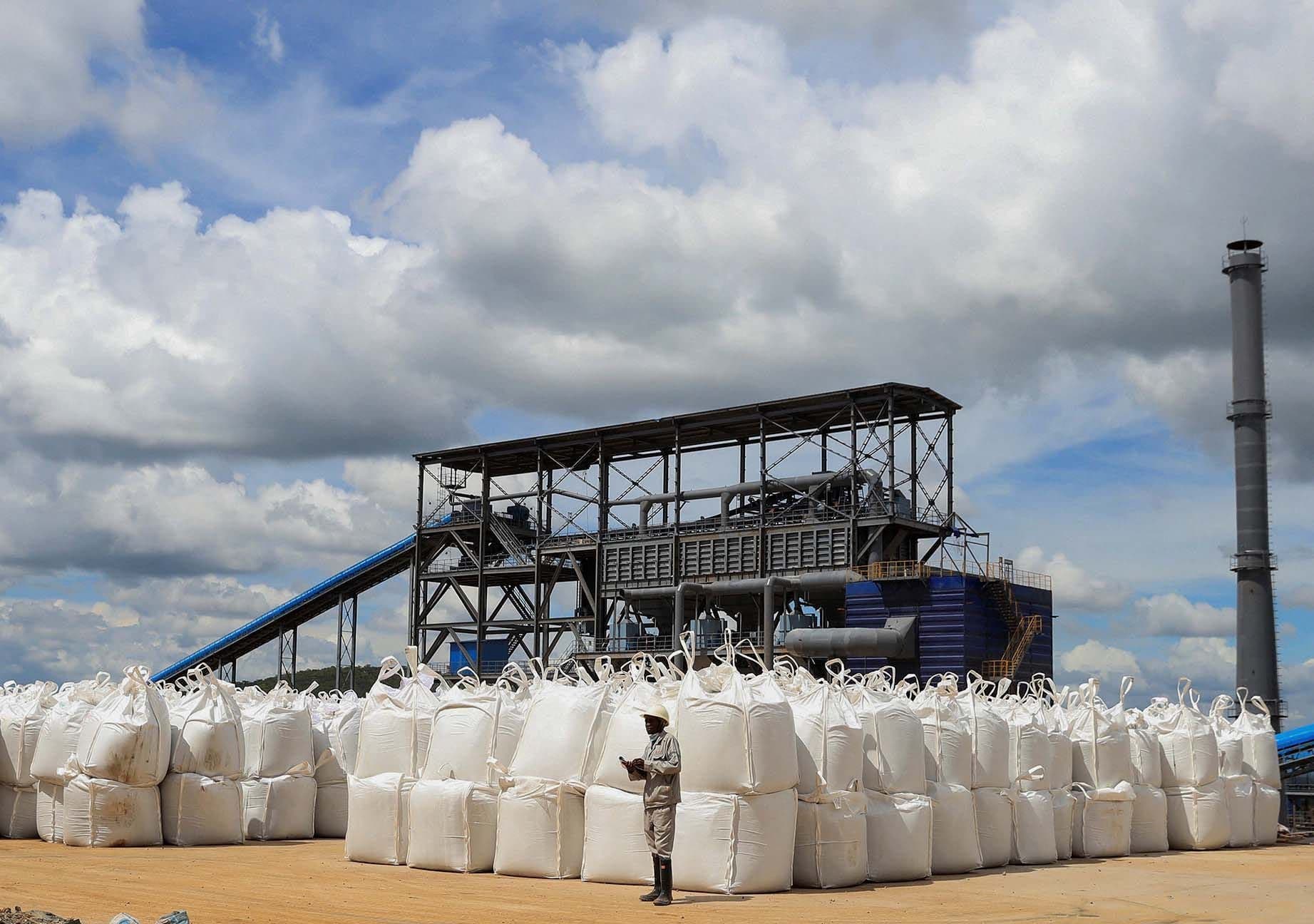 Governo do Zimbábue suspende exportação de minérios e concentrados